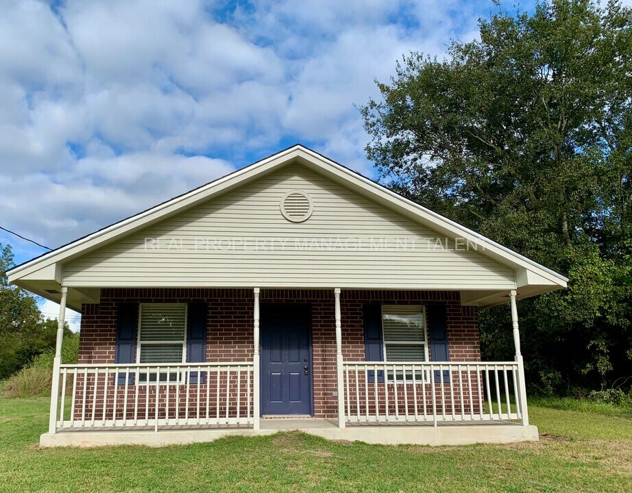 318 N Waco St in Mart, TX - Building Photo