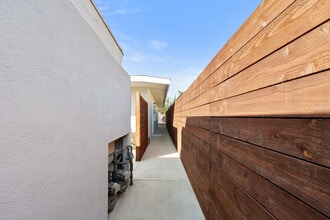 2051 E Harding St, Unit 2053 E Harding St in Long Beach, CA - Foto de edificio - Building Photo