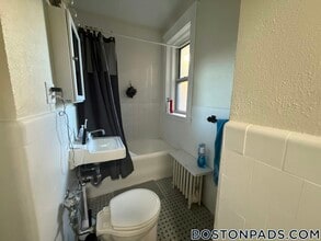 16 Lakeville Rd, Unit 12-A in Boston, MA - Foto de edificio - Building Photo