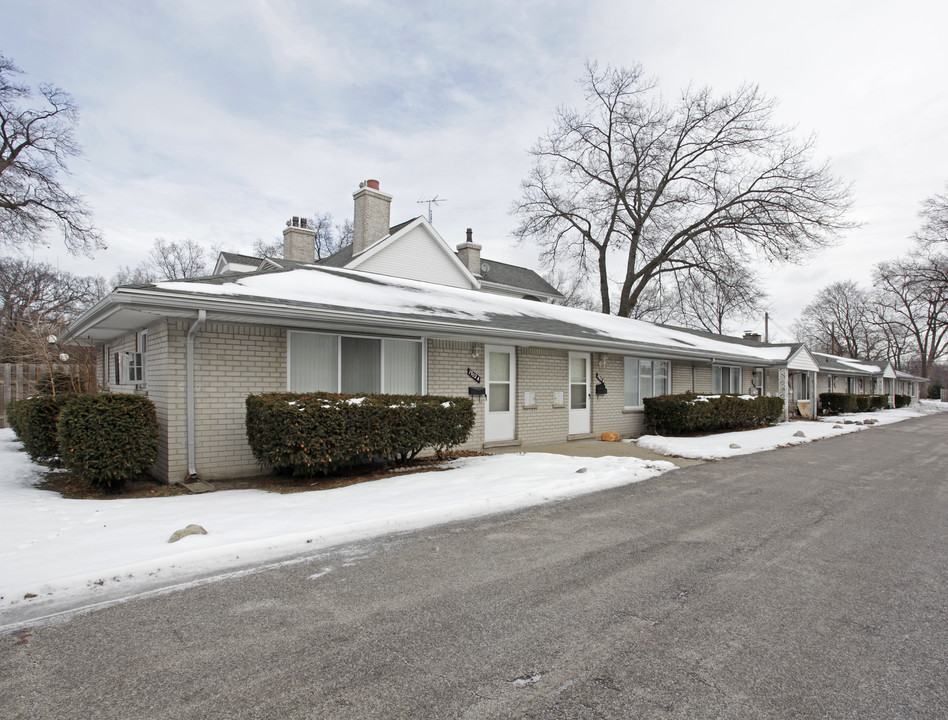 Oak Manor in Royal Oak, MI - Building Photo