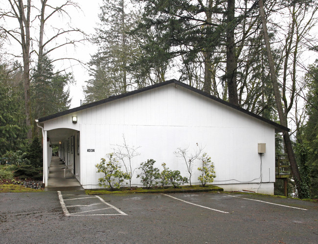 Colonial Manor in Portland, OR - Building Photo - Building Photo