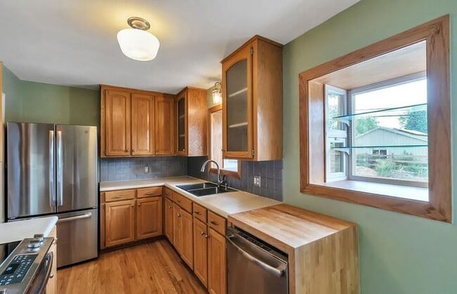 property at 614 W Shepperd Ave