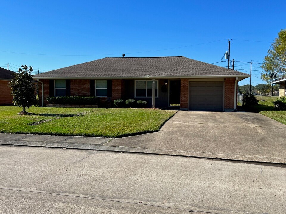 110 Oleander St in Lake Jackson, TX - Building Photo