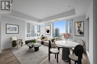 101 Roehampton Ave in Toronto, ON - Building Photo