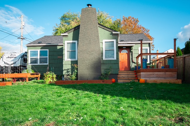 1908 Perry Ave in Bremerton, WA - Building Photo - Building Photo