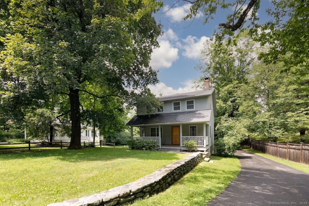 44 E Main St in Salisbury, CT - Building Photo
