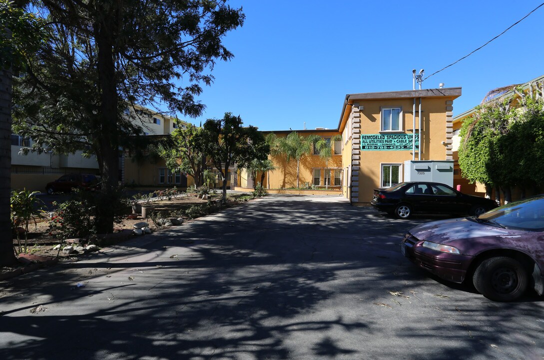 Fountain Apartments in Van Nuys, CA - Building Photo