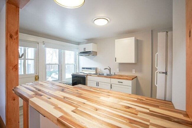 42 Montgomery St in Westfield, MA - Building Photo - Building Photo