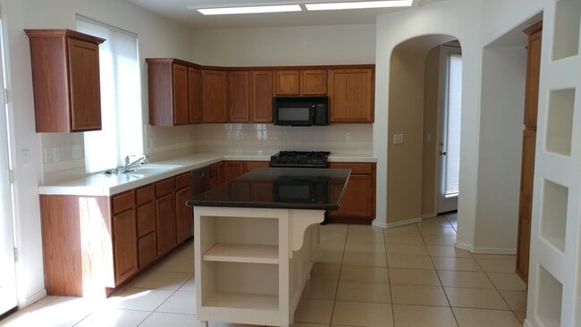 82 W Tivoli Ln in Clovis, CA - Building Photo - Building Photo