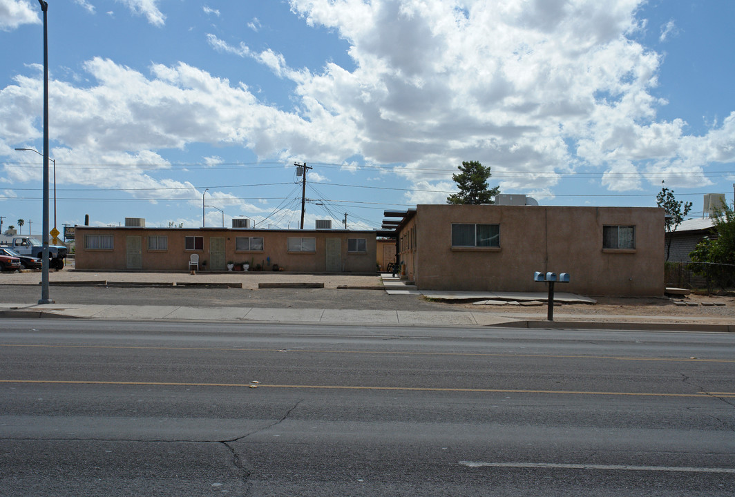 701-705 W Irvington Rd in Tucson, AZ - Foto de edificio