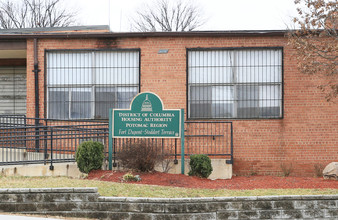 Fort Dupont in Washington, DC - Foto de edificio - Building Photo