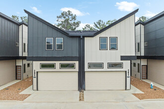 Cypress Manor Luxury Living in Cypress, TX - Foto de edificio - Building Photo