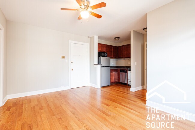 837 W Wolfram St in Chicago, IL - Building Photo - Building Photo