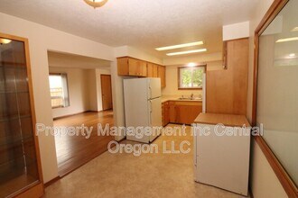 1670 Yew St SE in Salem, OR - Building Photo - Building Photo