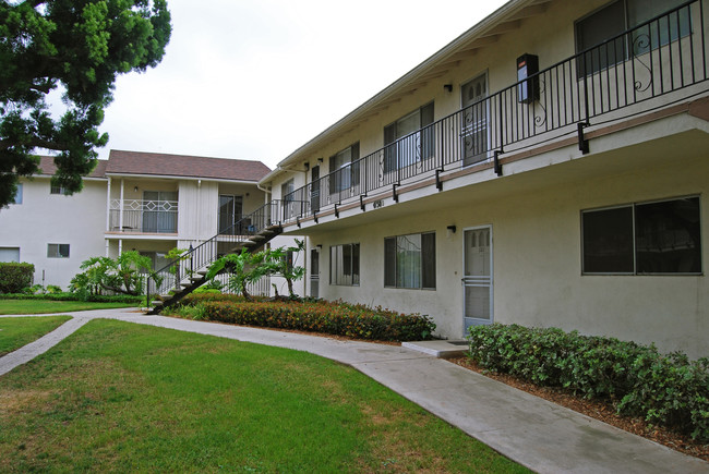 Village Green Apartments in San Diego, CA - Foto de edificio - Building Photo