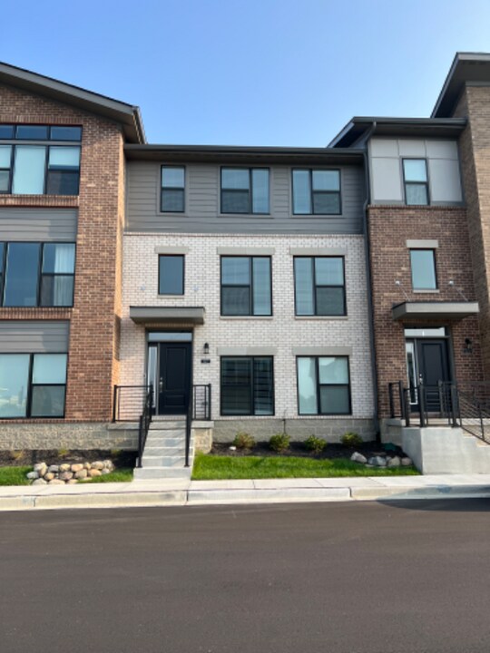 677 Golborne St in Carmel, IN - Building Photo