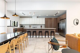 2560 NE 199th St in Miami, FL - Building Photo - Building Photo