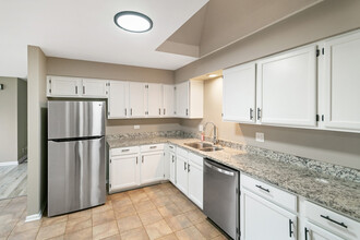 1569 Galway Dr in Aurora, IL - Building Photo - Building Photo