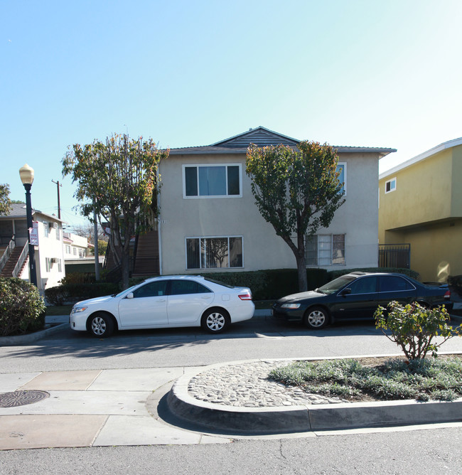 182 W Elmwood Ave in Burbank, CA - Building Photo - Building Photo