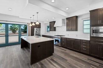 800 Santa Barbara in Santa Barbara, CA - Foto de edificio - Building Photo