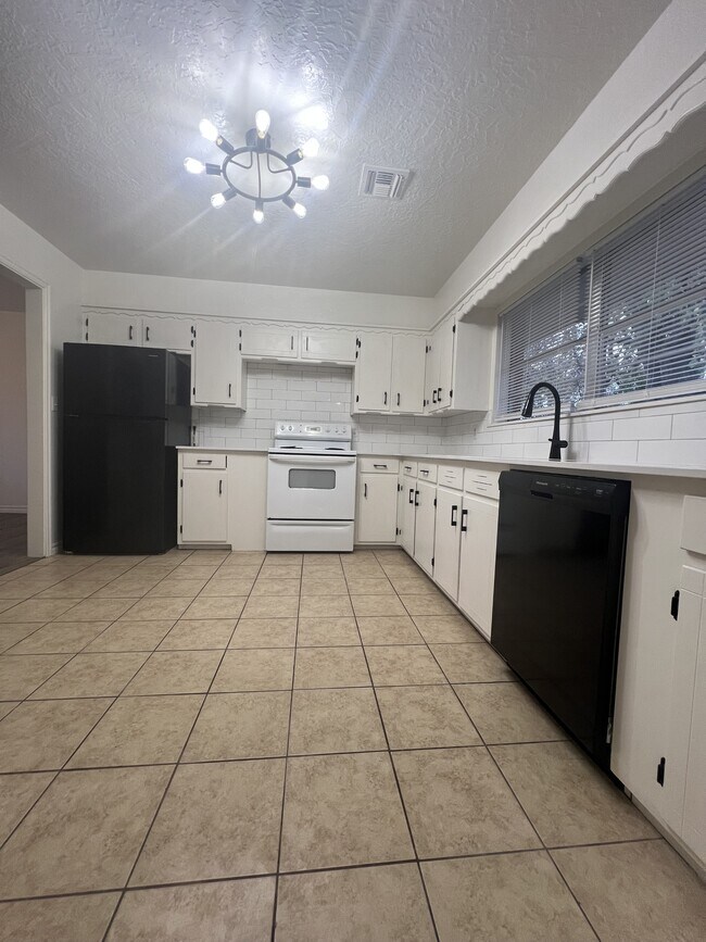 1616 Chautauqua Ave in Norman, OK - Building Photo - Building Photo