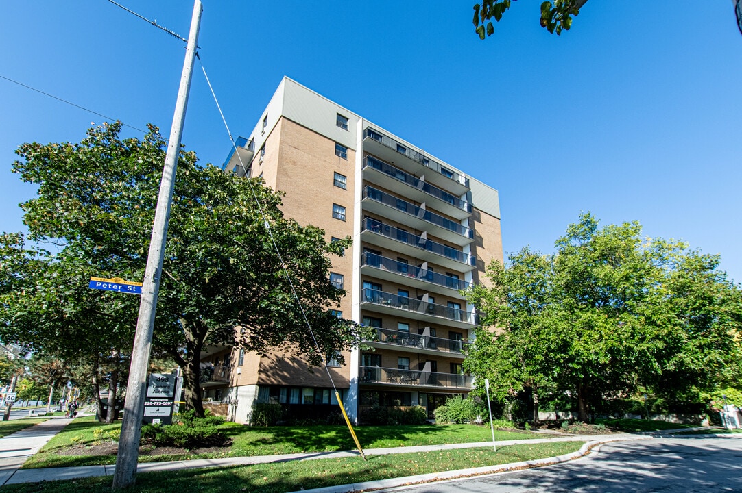 Sunset Manor in London, ON - Building Photo