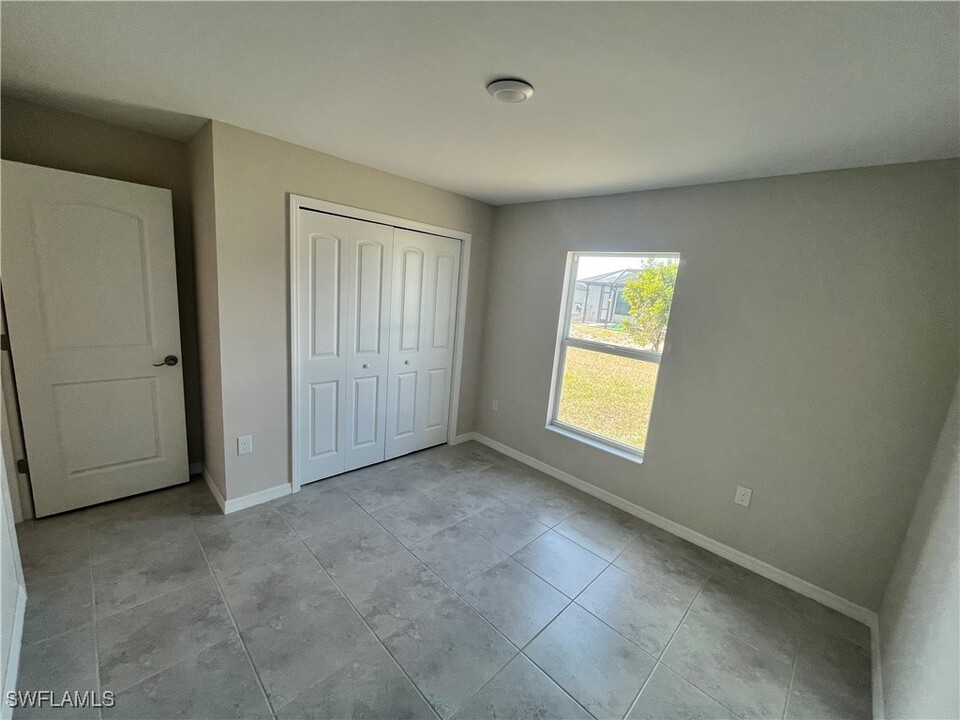 2538 NW 24th Pl in Cape Coral, FL - Foto de edificio