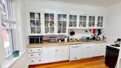 185 Winthrop Rd, Unit 1 in Brookline, MA - Building Photo - Building Photo