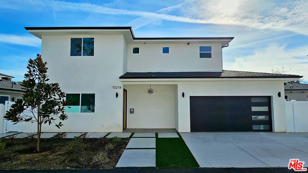 15214 W Holyland Dr in Los Angeles, CA - Building Photo