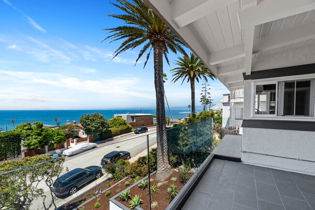 7512 Rindge Ave in Los Angeles, CA - Building Photo - Building Photo