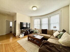 674 Washington St in Brookline, MA - Building Photo