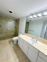 8855 Collins Ave, Unit 8A in Surfside, FL - Foto de edificio - Building Photo
