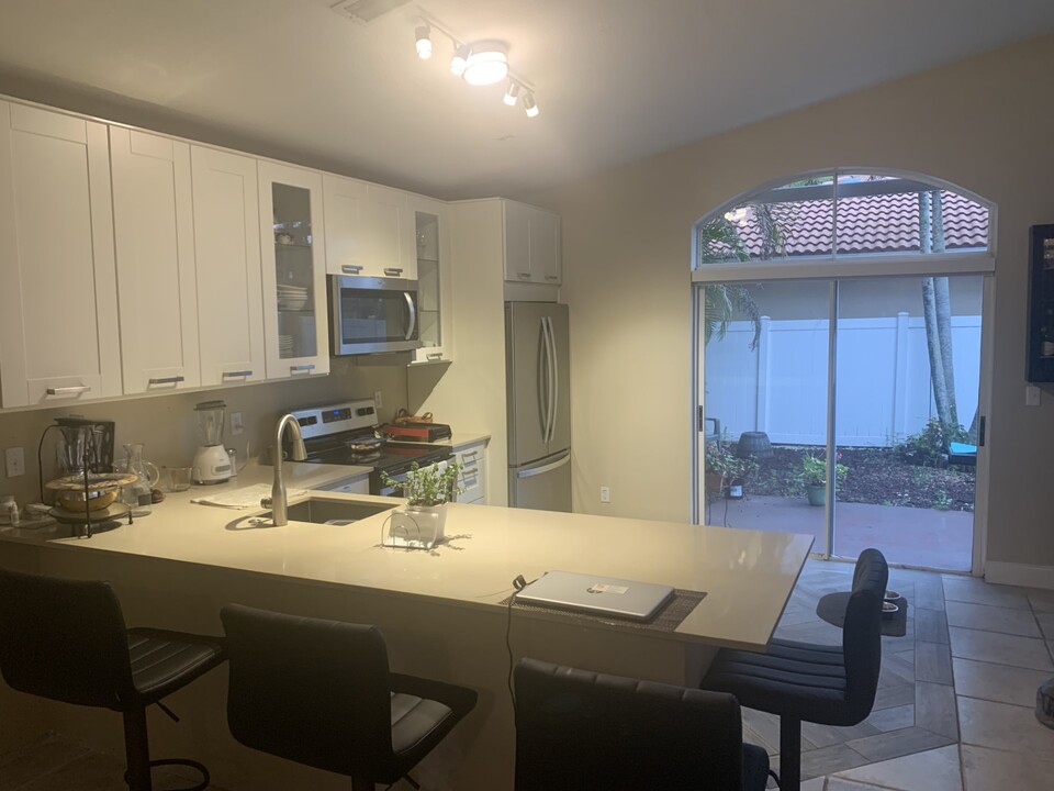 922 Opal Terrace in Weston, FL - Building Photo