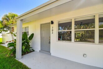 702 NE 10th Ave in Boynton Beach, FL - Building Photo - Building Photo