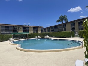500 Village Green Cir W in Palm Springs, FL - Foto de edificio - Building Photo