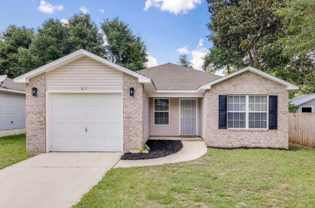 3157 Forrest Ave in Crestview, FL - Building Photo