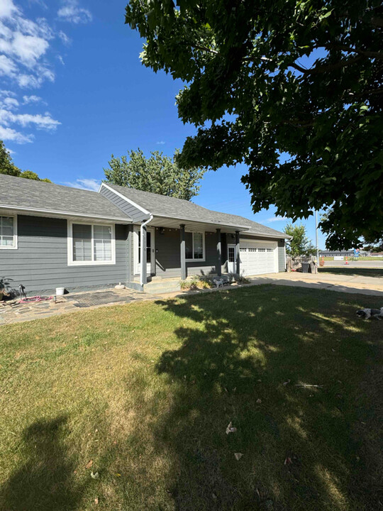 1216 Fleetwood Cir in Brandon, SD - Building Photo