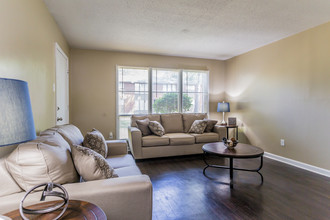 Oak Grove Flats in Memphis, TN - Building Photo - Interior Photo