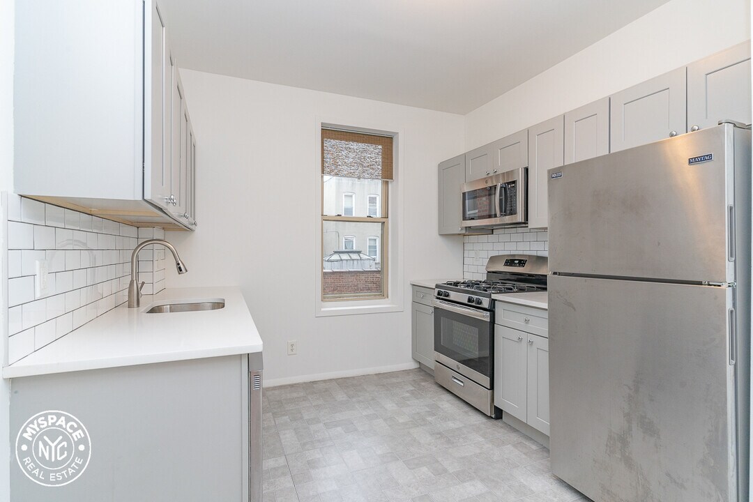 61-17 68th Ave, Unit 2B in Queens, NY - Foto de edificio