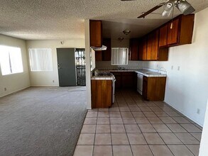 11943 Grevillea Ave in Hawthorne, CA - Building Photo - Interior Photo