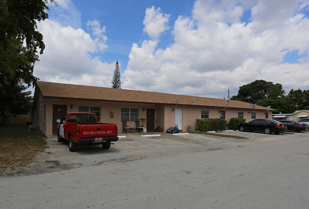 1086 NE 33rd St in Oakland Park, FL - Building Photo