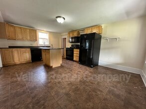 28 School St in Sunderland, MA - Building Photo - Building Photo