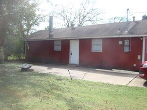 1506 N Preston St in Ennis, TX - Building Photo - Building Photo