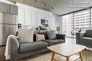 215 W Lake St in Chicago, IL - Building Photo