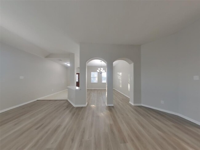 9723 Crestwood in Mont Belvieu, TX - Foto de edificio - Building Photo