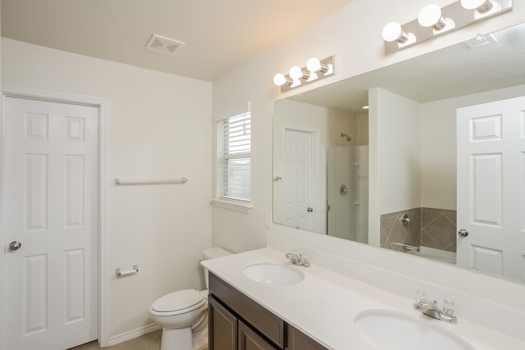 1606 Desert Candle in San Antonio, TX - Building Photo