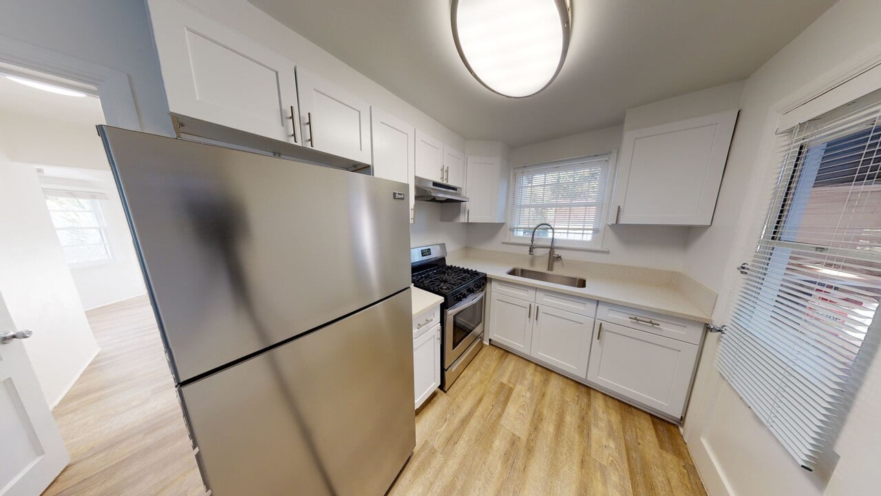 14651 Magnolia Blvd in Los Angeles, CA - Building Photo
