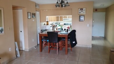 1990 W 56th St, Unit 1319 in Hialeah, FL - Foto de edificio - Building Photo