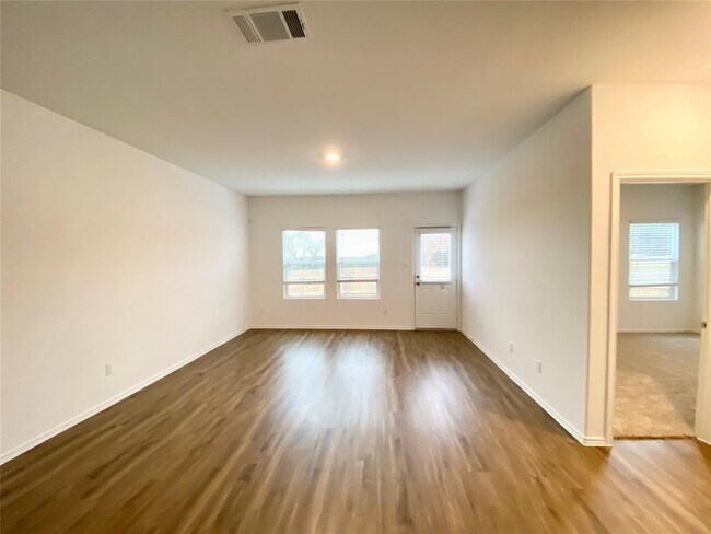 112 Night Riders Wy in Jarrell, TX - Building Photo - Building Photo