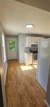 18 Hobart St in Westerly, RI - Foto de edificio - Building Photo